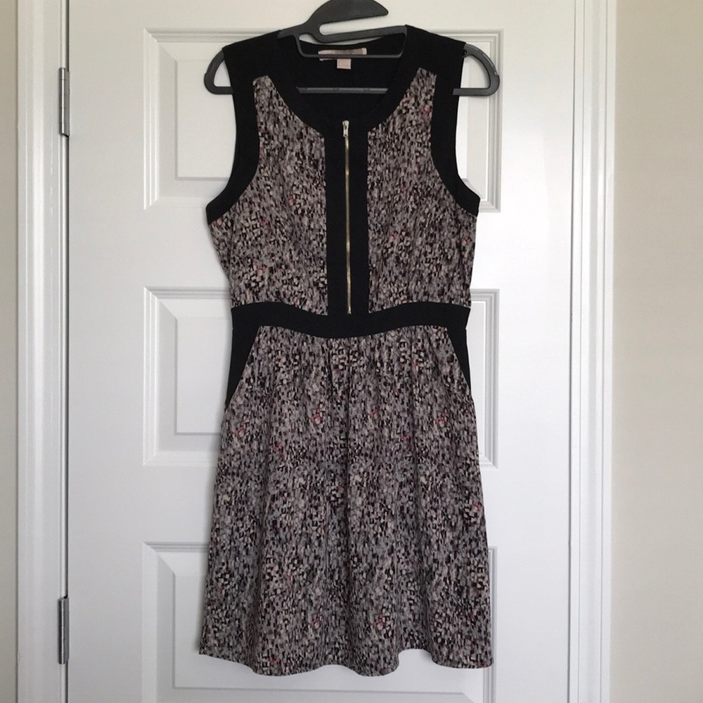 Sleeveless dress with functioning zipper